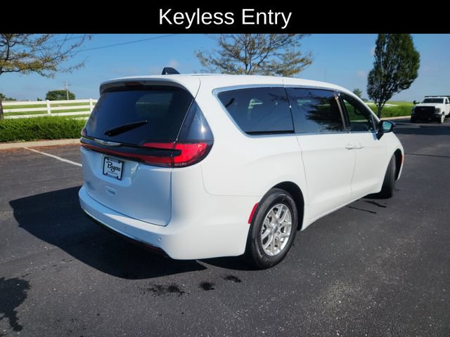 Used 2025 Chrysler Pacifica Select FWD image 10