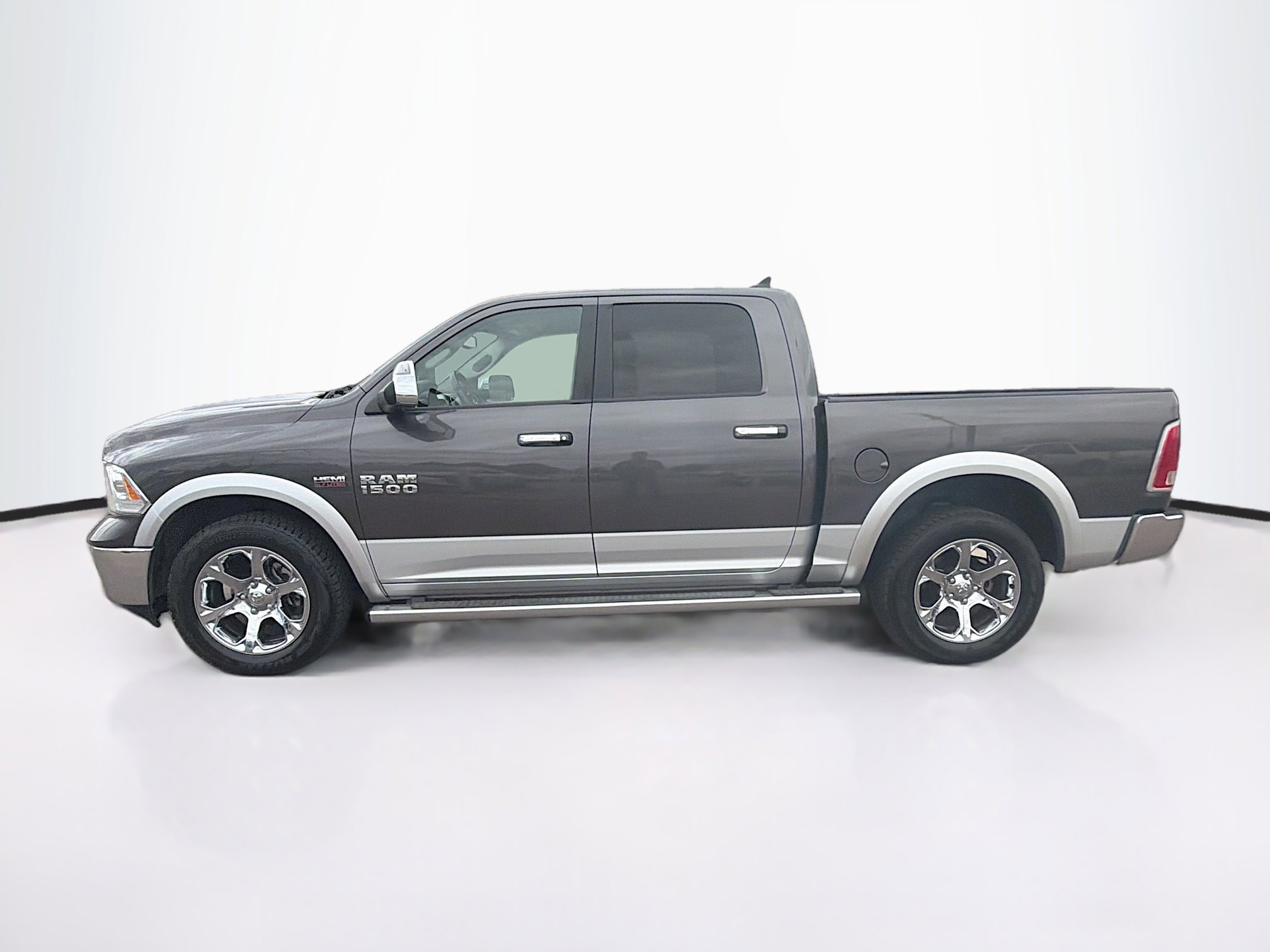Used 2018 RAM 1500 Laramie w/ Convenience Group AWD/4WD image 4