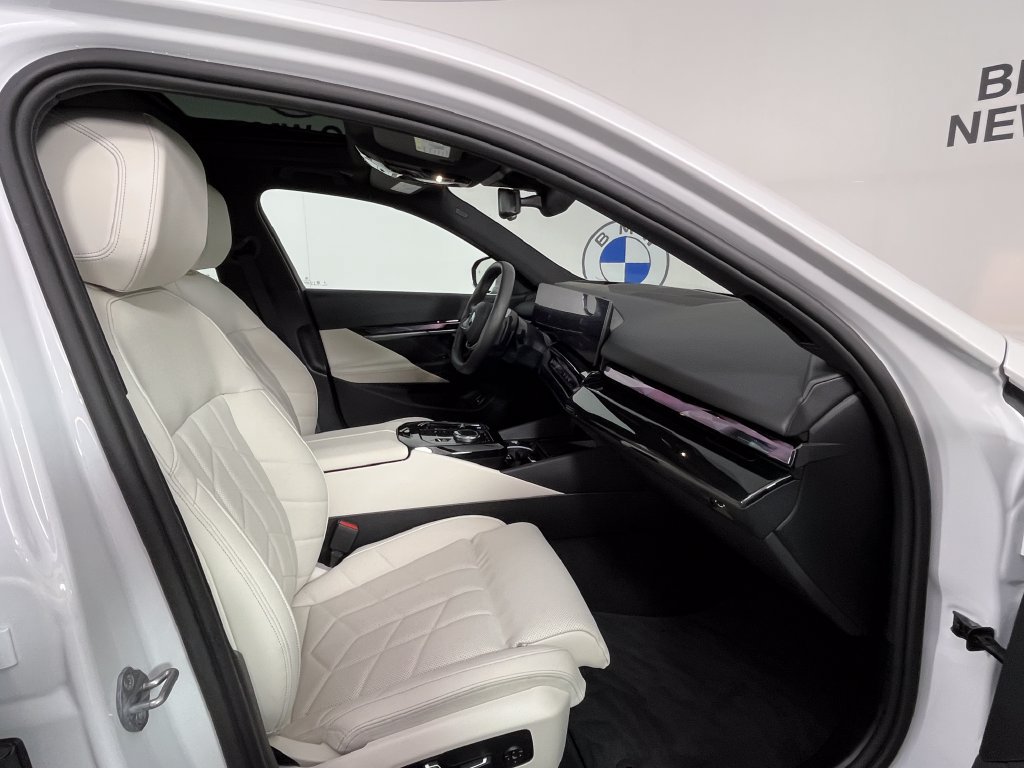 Certified 2024 BMW 540i xDrive w/ Premium Package AWD/4WD image 19