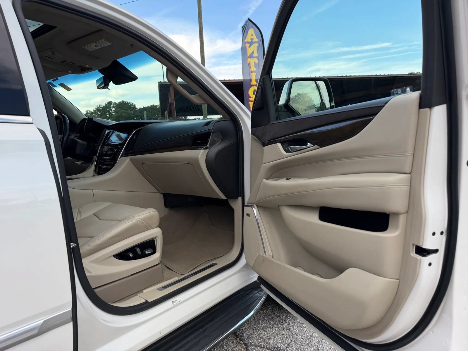 Used 2018 Cadillac Escalade ESV Luxury RWD image 28