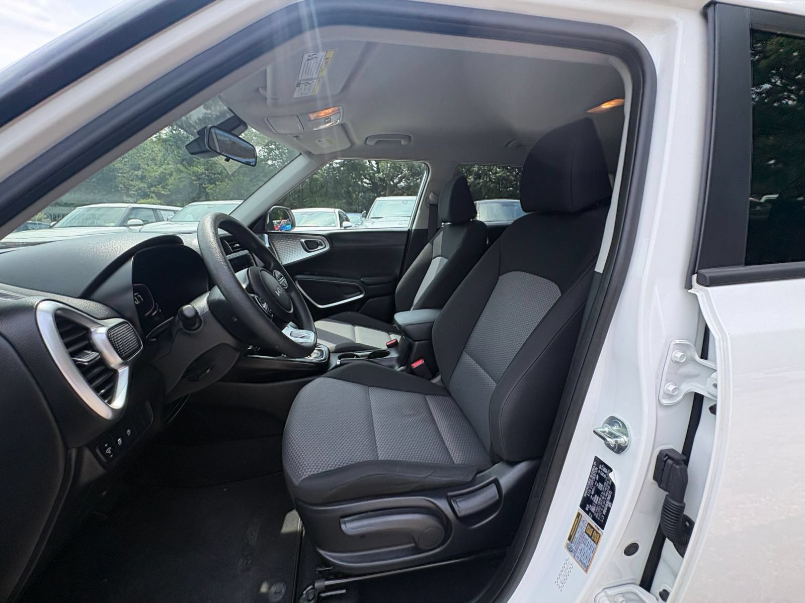 Used 2025 Kia Soul LX w/ LX Technology Package FWD image 24