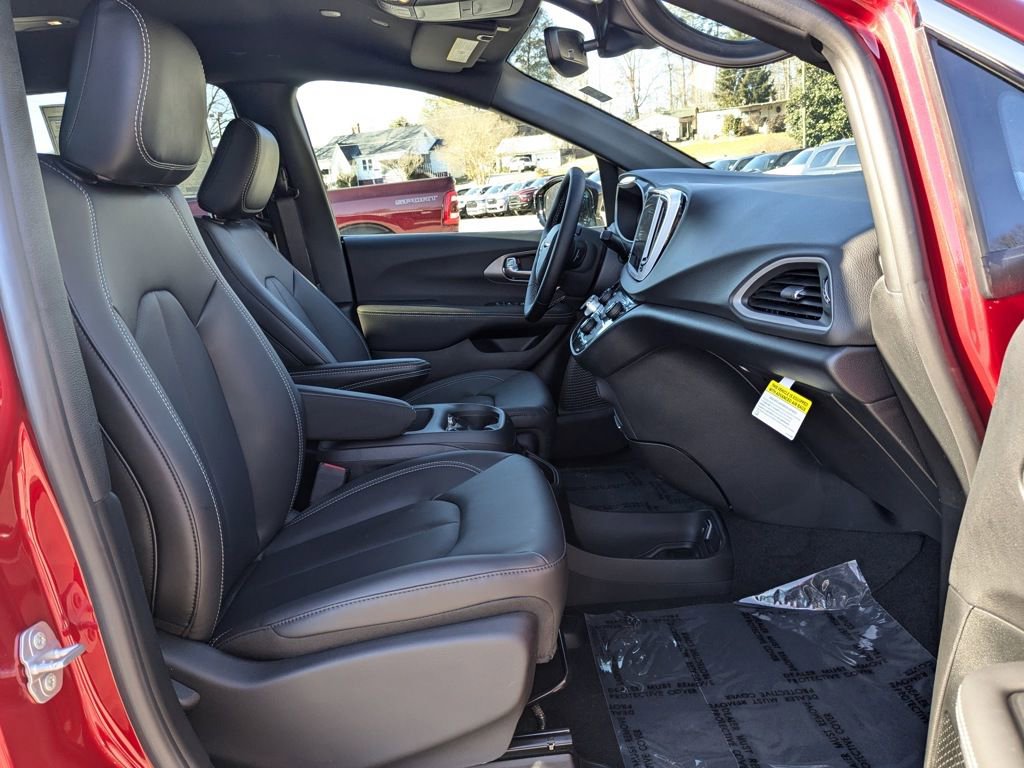 New 2025 Chrysler Voyager LX image 25