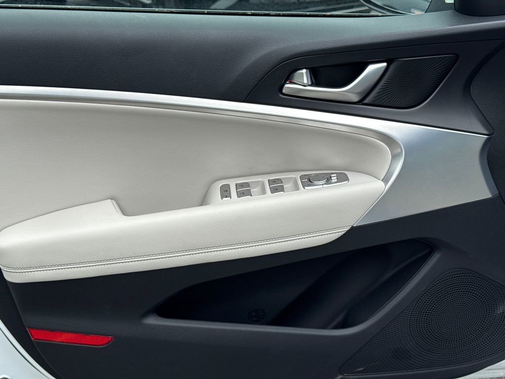 Used 2025 Genesis G70 2.5T RWD image 10