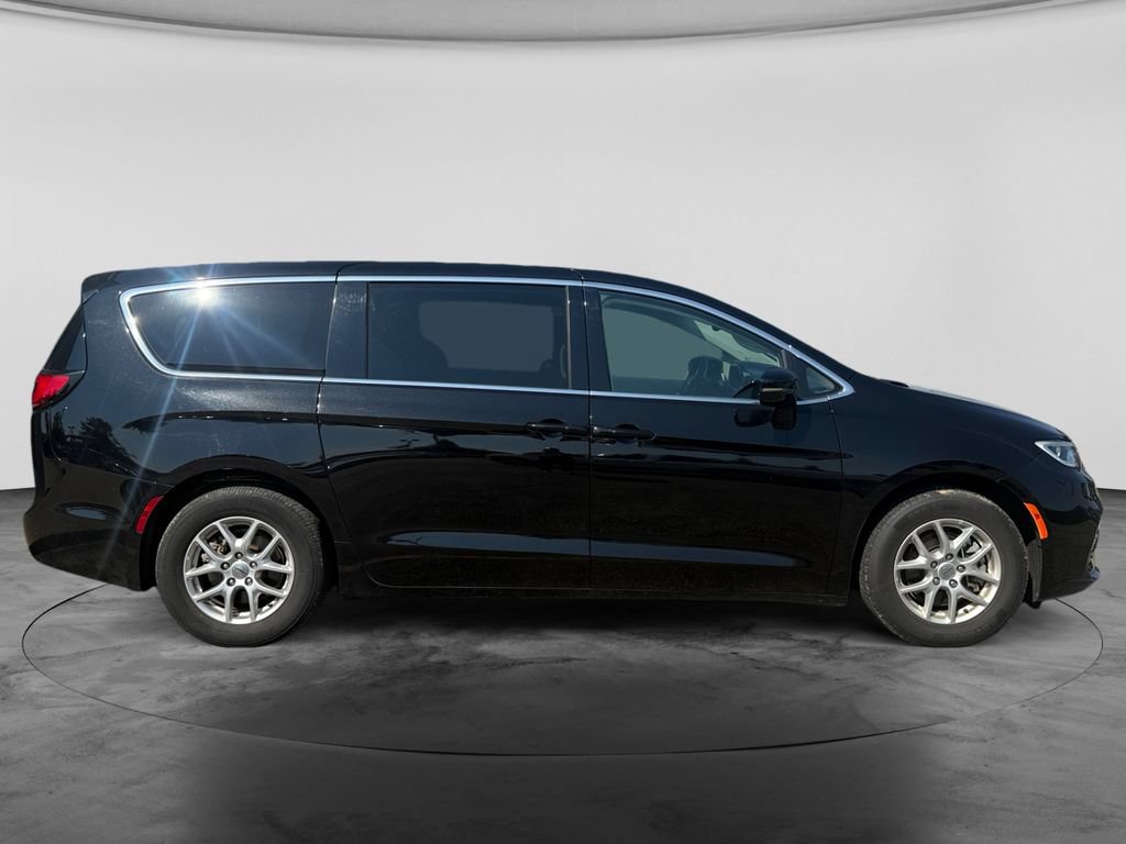 Used 2024 Chrysler Pacifica Touring-L FWD image 11