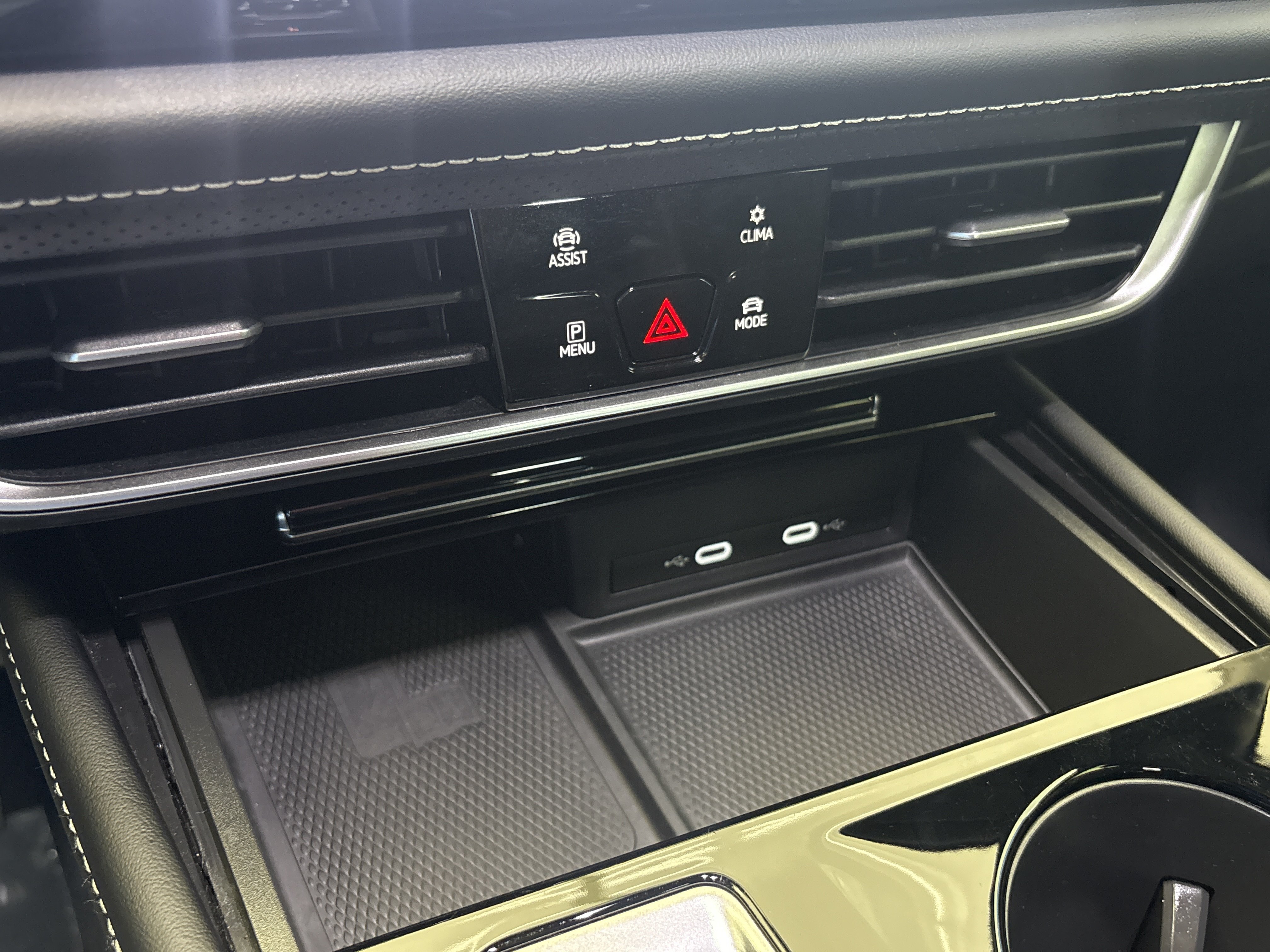 Used 2024 Volkswagen Atlas SEL AWD/4WD image 21