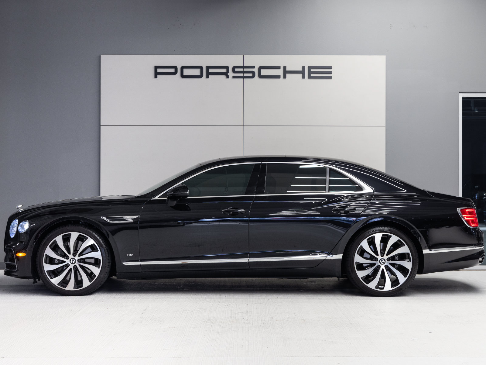 Used 2022 Bentley Flying Spur V8 AWD/4WD image 2