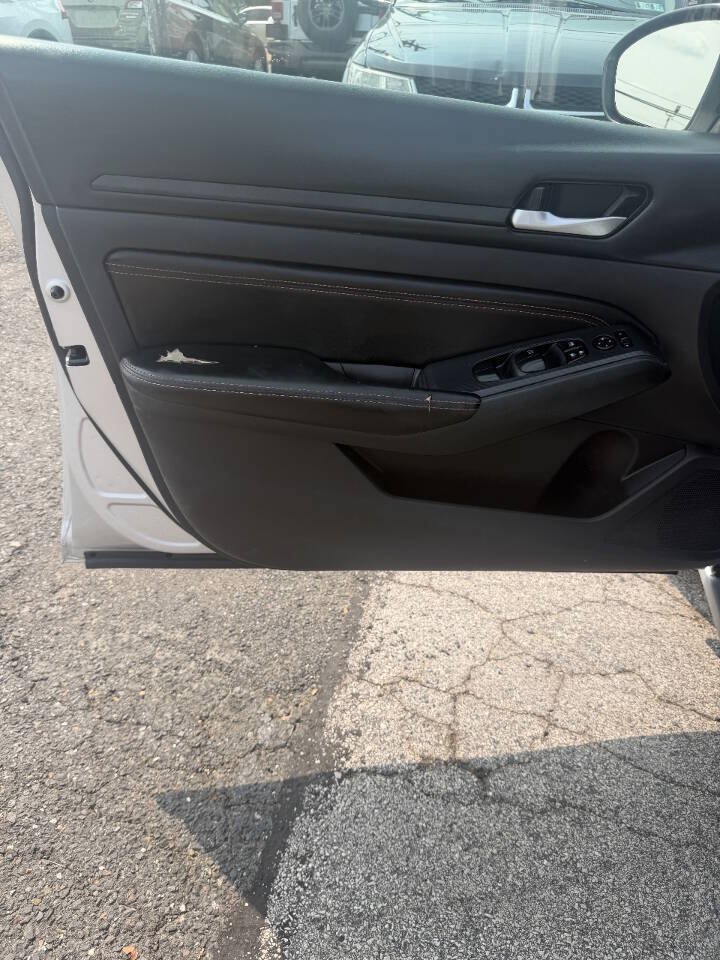 Used 2019 Nissan Altima 2.5 SR FWD image 2