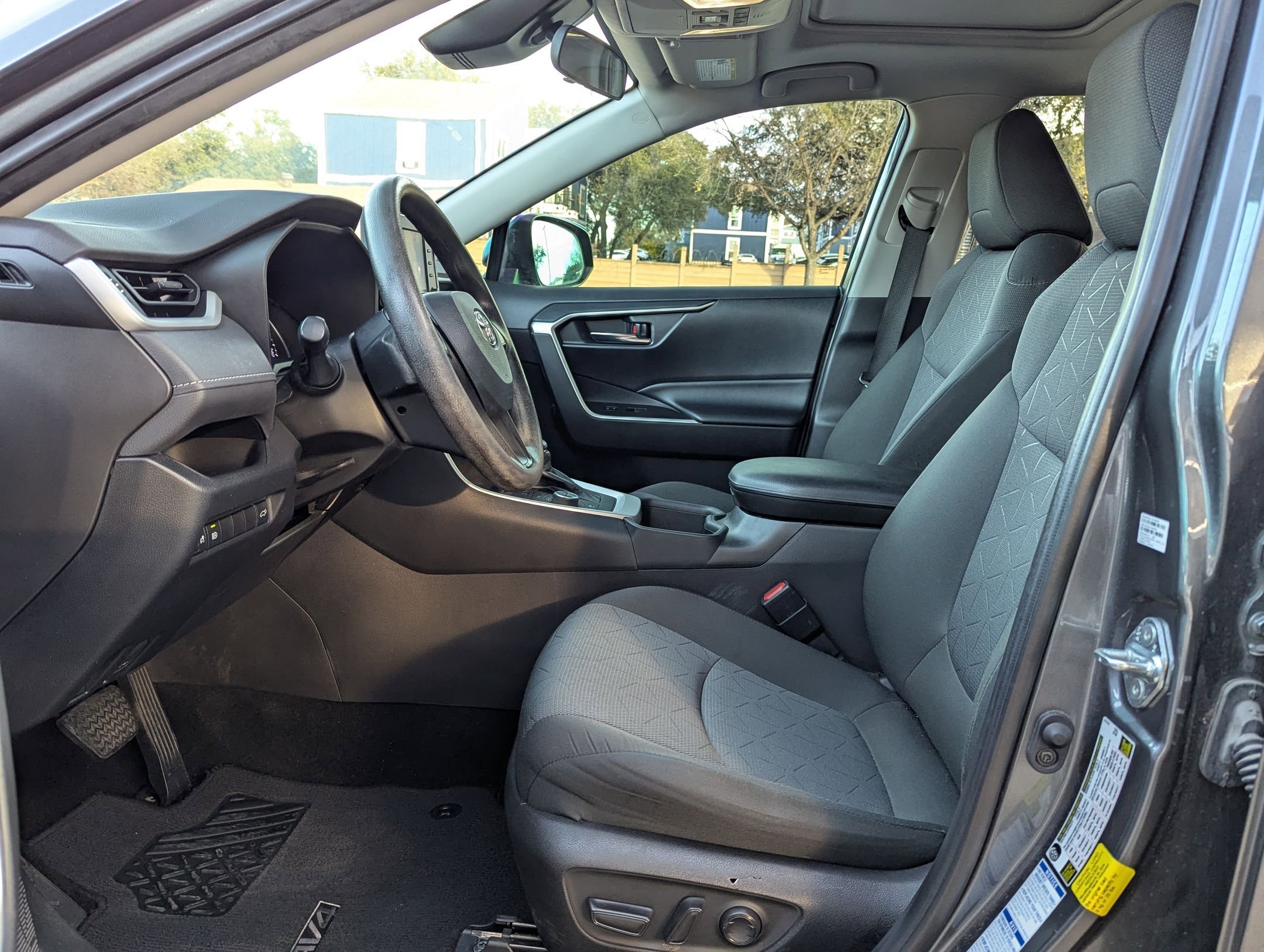 Used 2022 Toyota RAV4 XLE w/ Convenience Package image 10