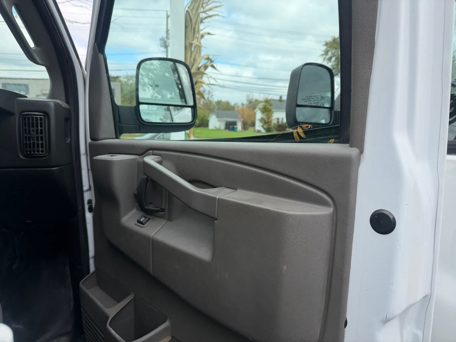 Used 2022 GMC Savana 3500 LS RWD image 8