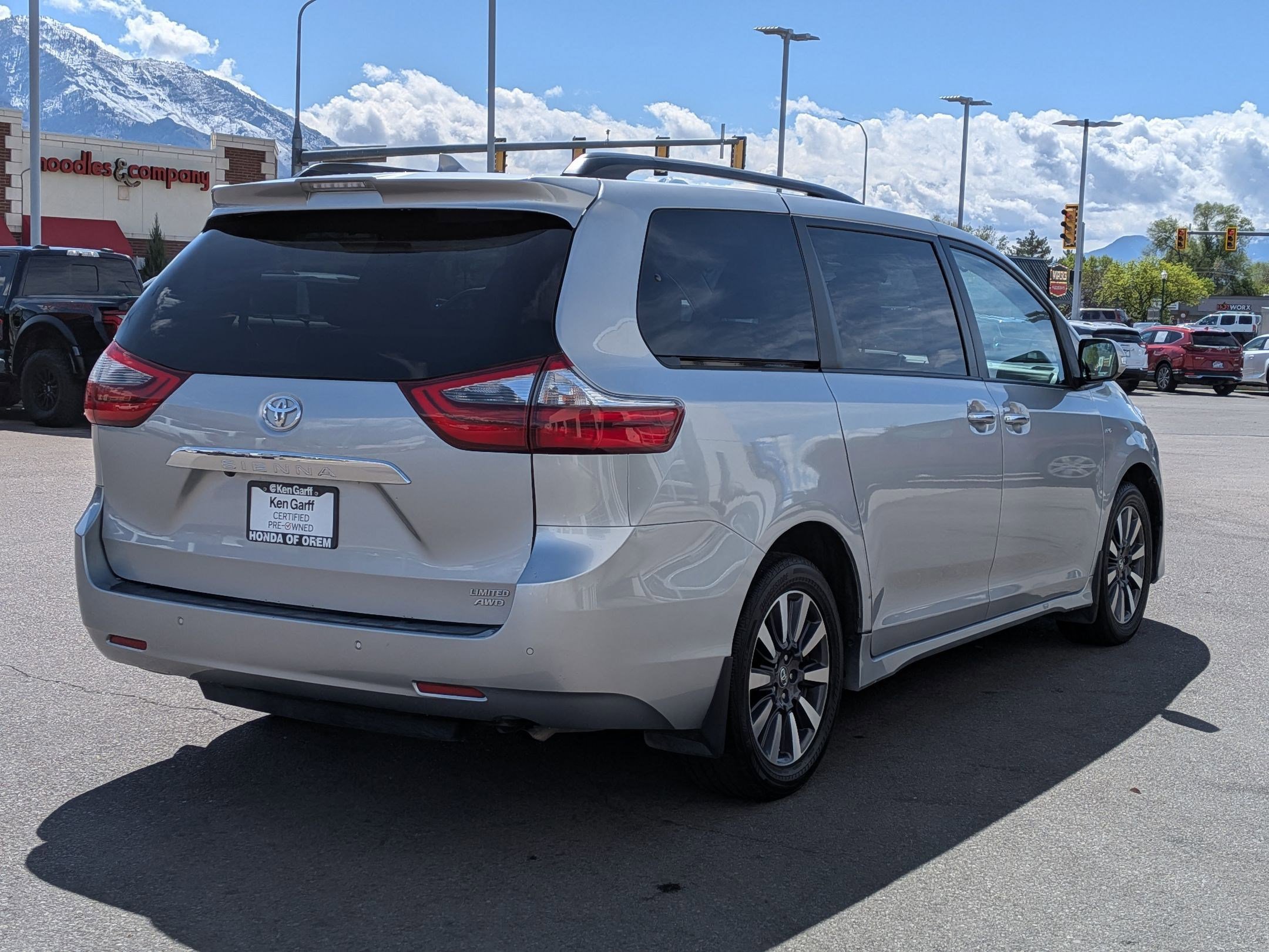 Used 2020 Toyota Sienna Limited Premium image 3