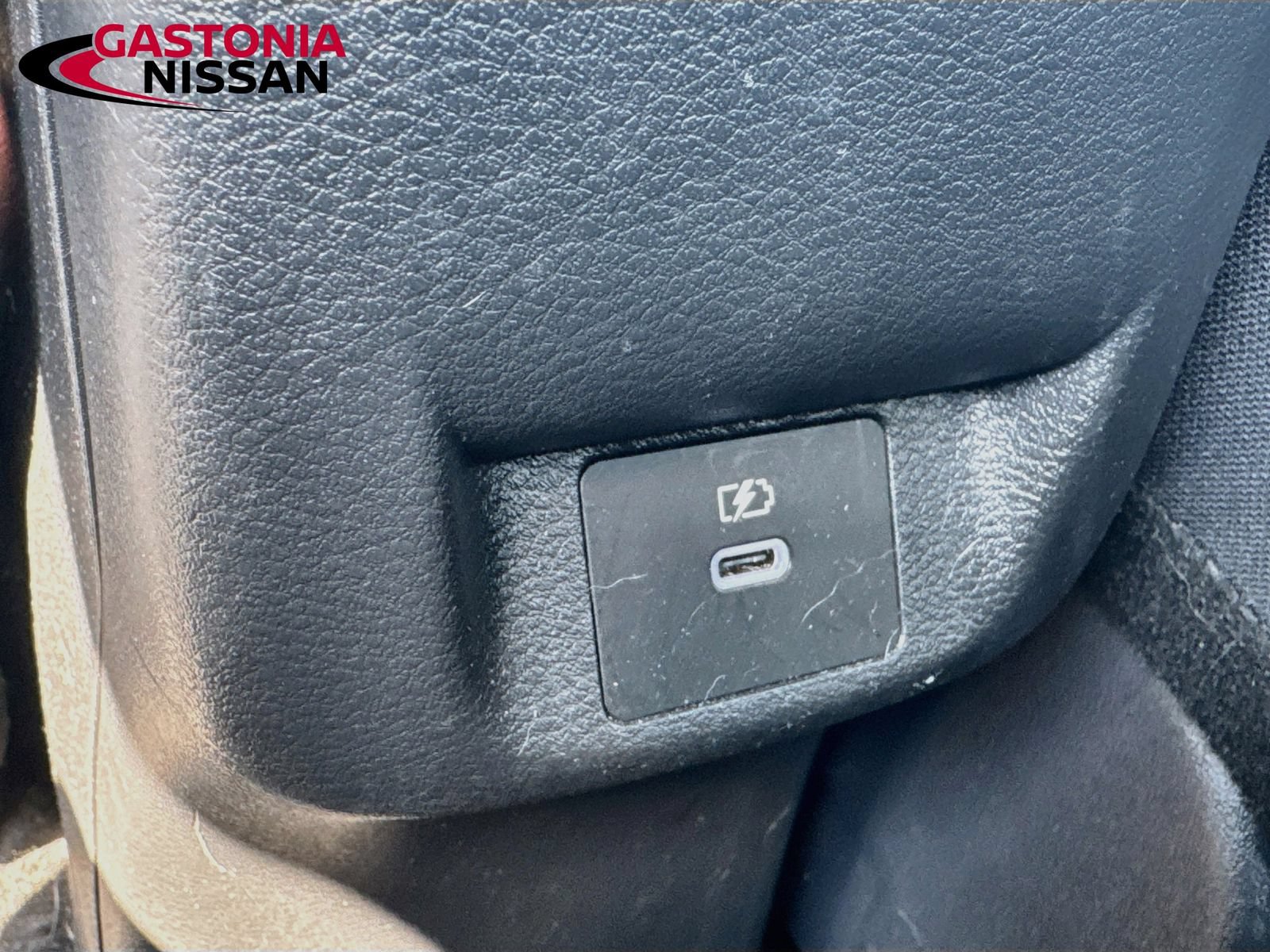 Used 2024 Nissan Versa SR FWD image 33