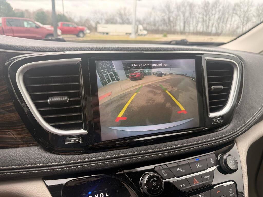 Used 2024 Chrysler Pacifica Limited image 21