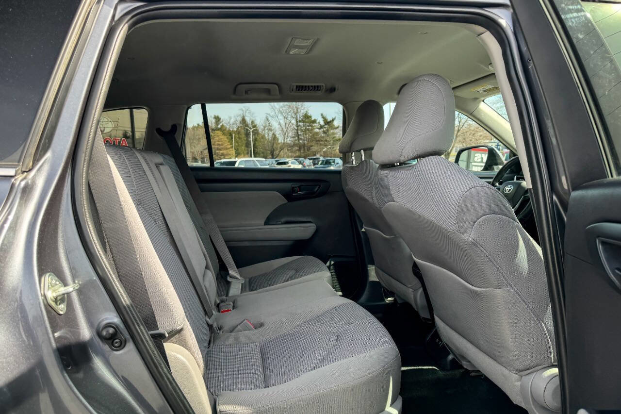 Used 2020 Toyota Highlander LE image 14