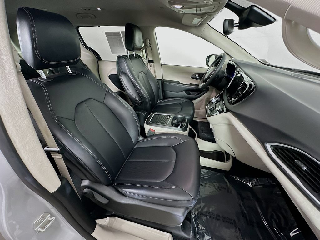 Certified 2024 Chrysler Pacifica Touring-L FWD image 38