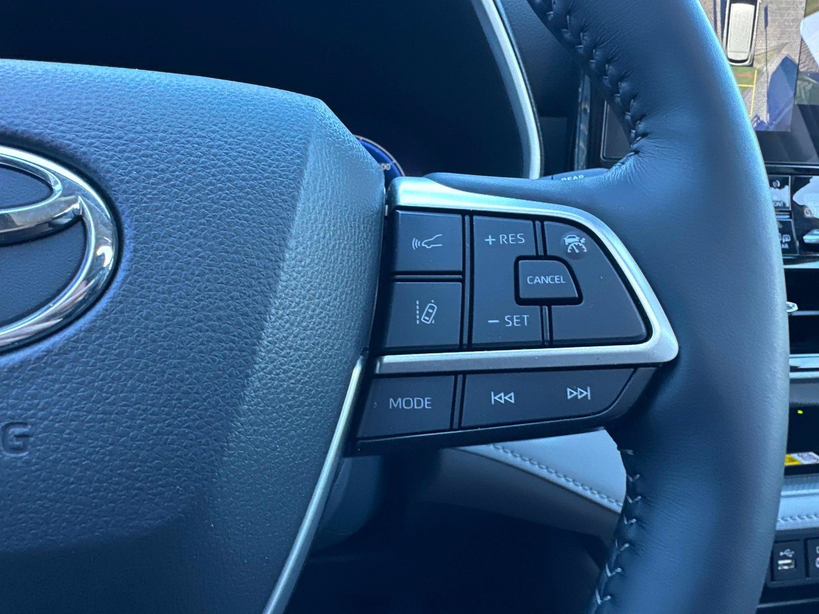 Used 2025 Toyota Highlander Limited image 35