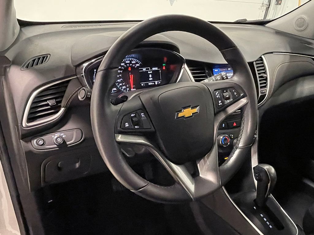 Used 2022 Chevrolet Trax LT w/ LT Convenience Package image 19