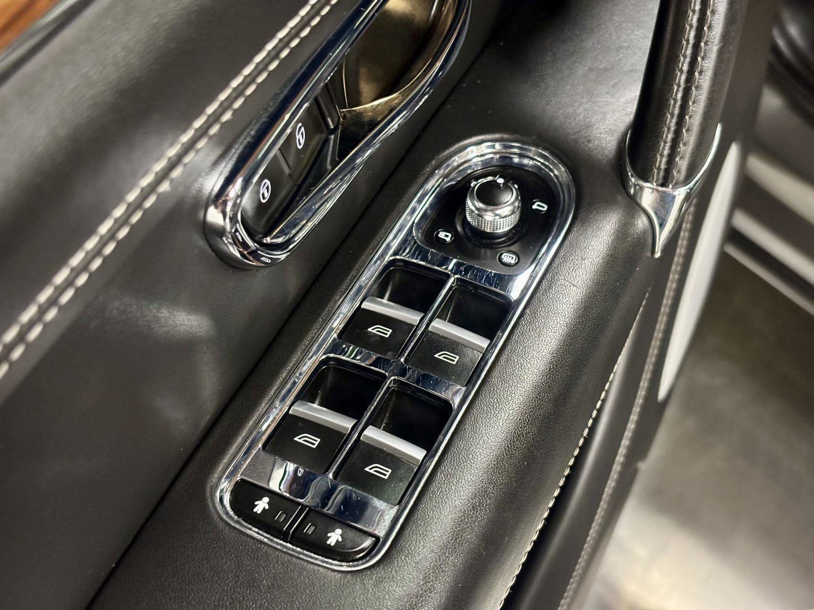 Used 2018 Bentley Bentayga AWD/4WD image 13