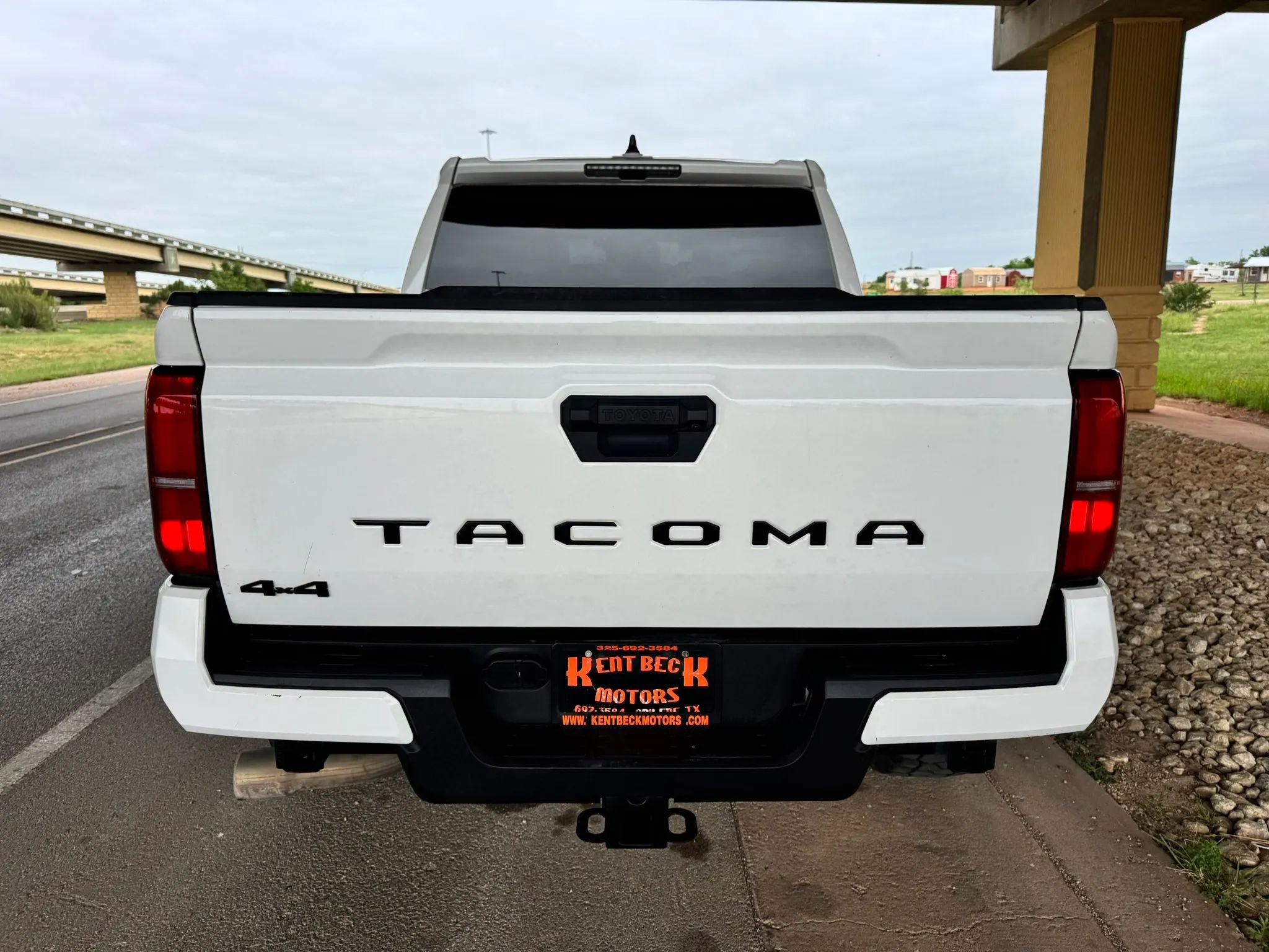 Used 2024 Toyota Tacoma TRD Off-Road AWD/4WD image 4