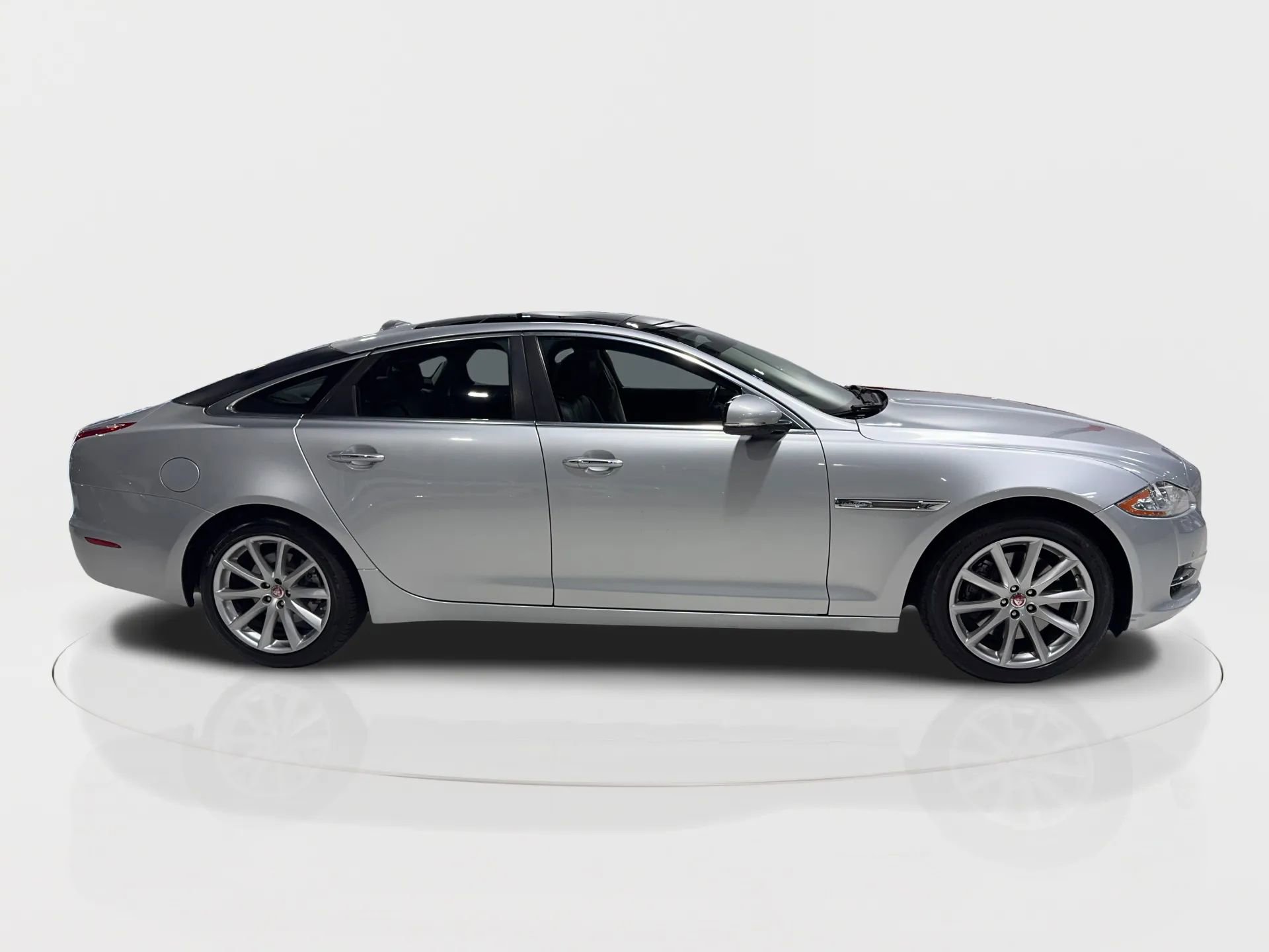 Used 2015 Jaguar XJ image 15
