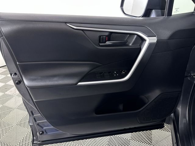 Used 2021 Toyota RAV4 LE AWD/4WD image 23