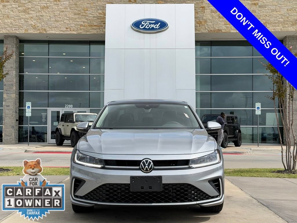 Used 2025 Volkswagen Jetta SEL FWD image 2