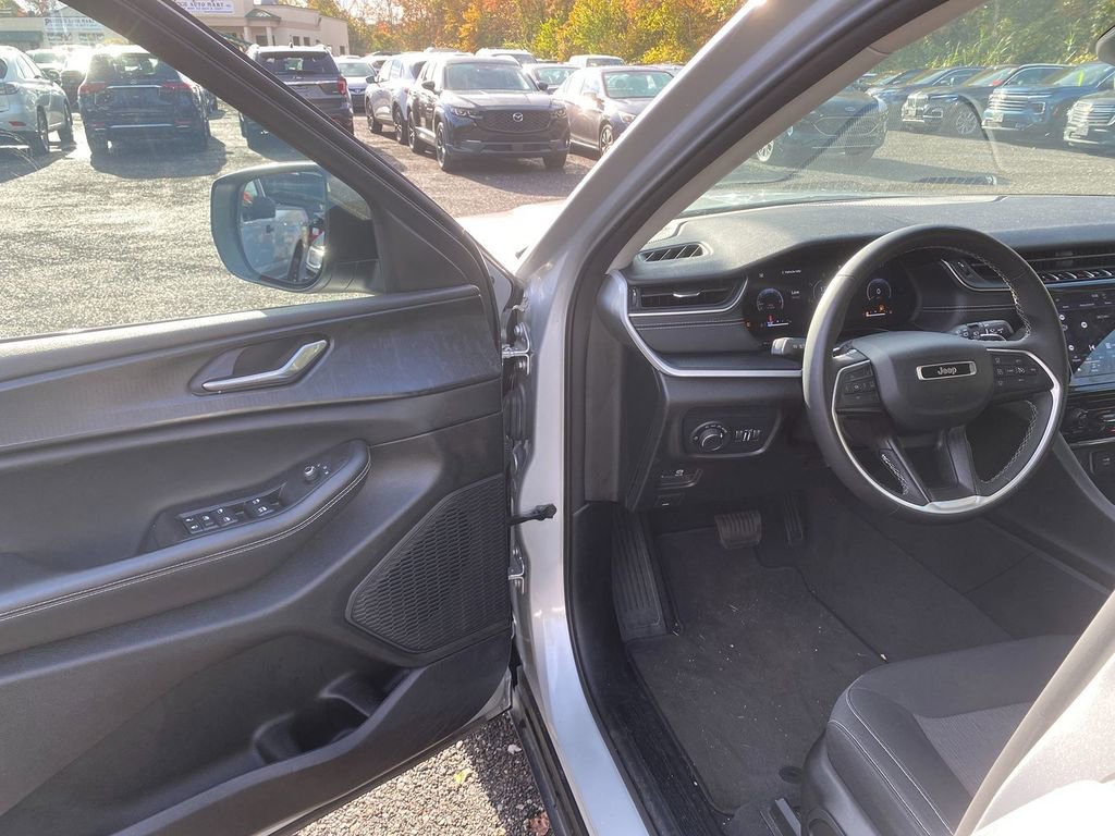 Used 2024 Jeep Grand Cherokee Laredo image 10