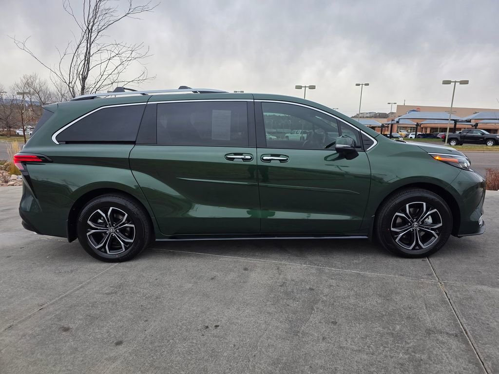 Used 2025 Toyota Sienna Platinum image 8