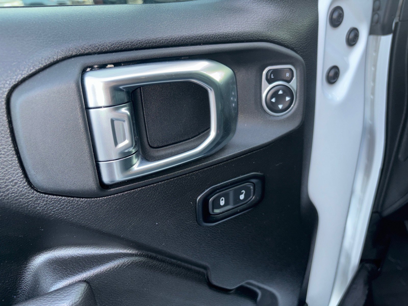 Used 2025 Jeep Gladiator Sport image 11