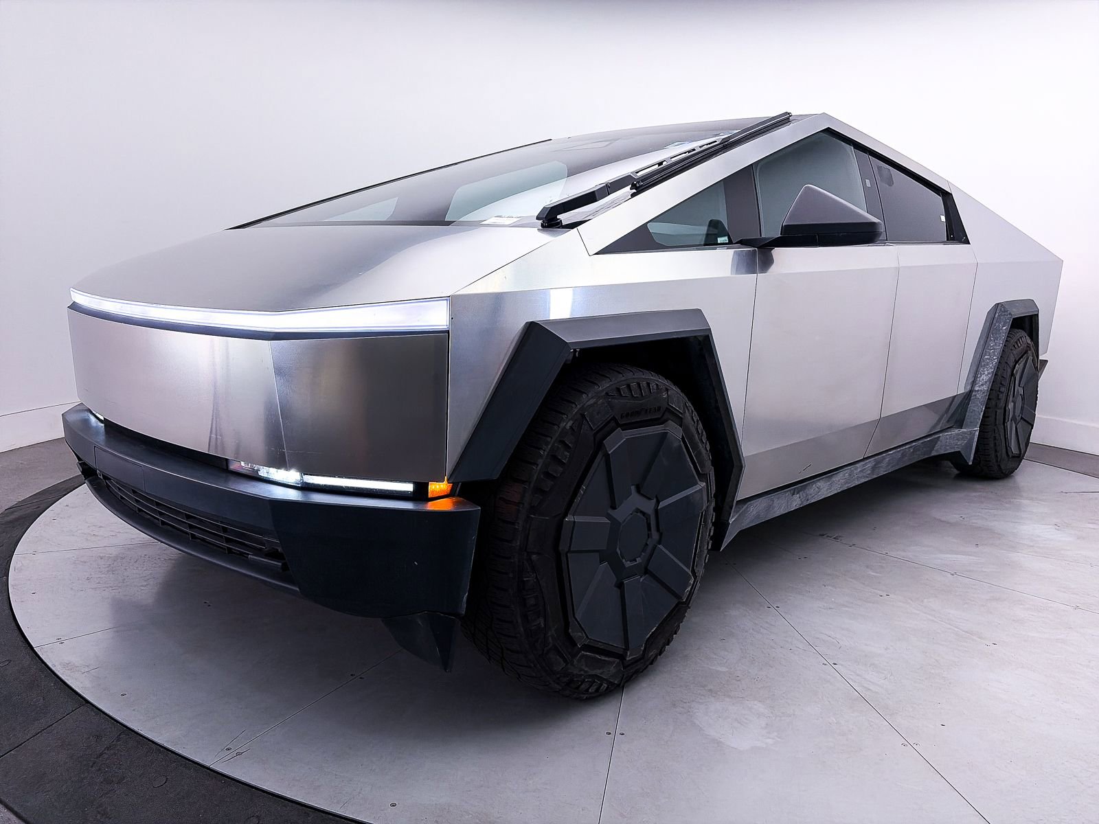 Used 2024 Tesla Cybertruck AWD Crew Cab image 12