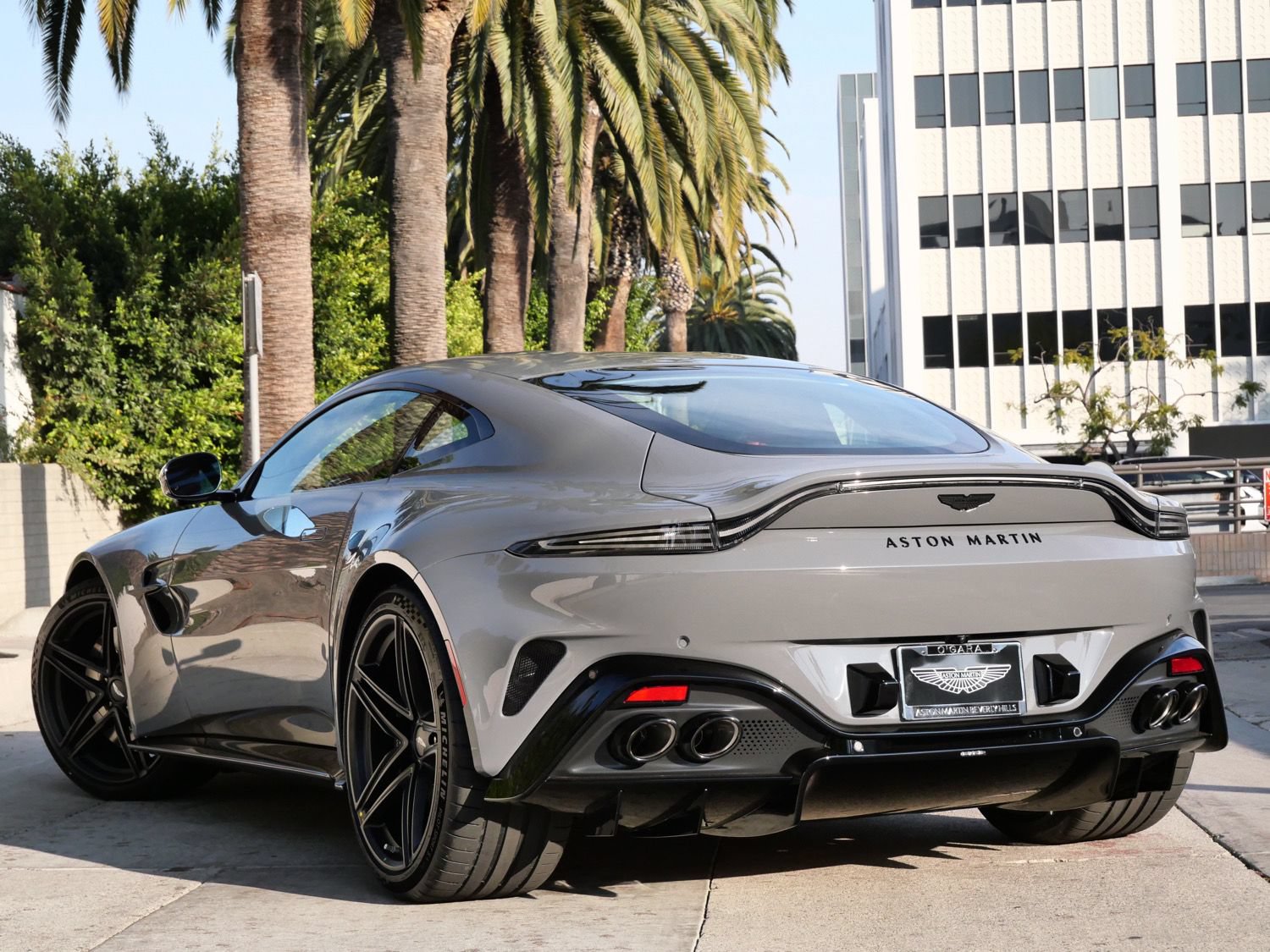 Used 2025 Aston Martin V8 Vantage Coupe RWD image 2