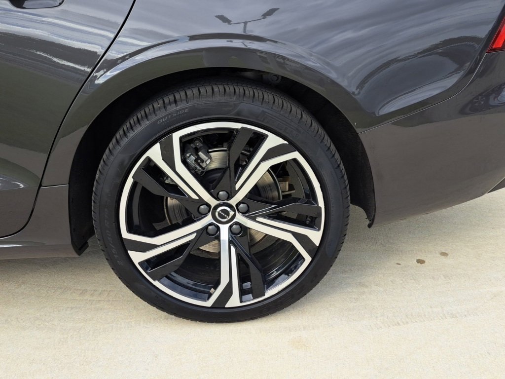 Used 2025 Volvo S60 B5 Core image 4