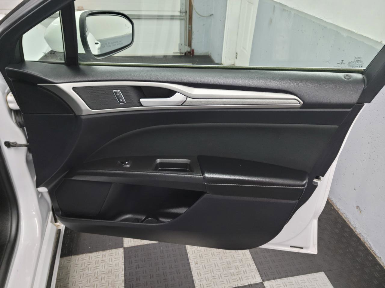 Used 2020 Ford Fusion SE FWD image 18