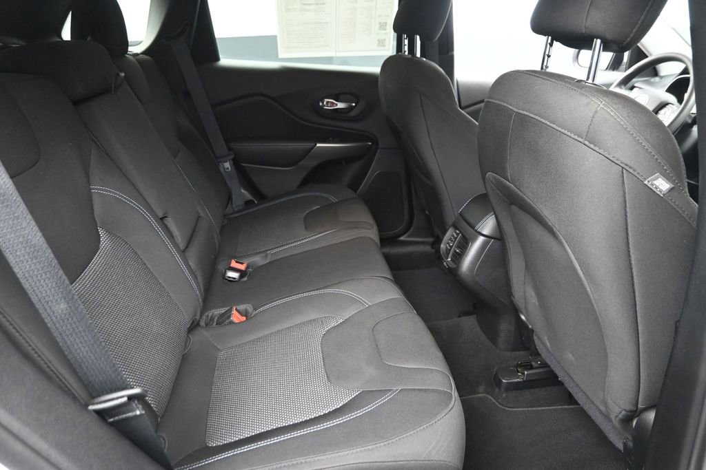 Used 2020 Jeep Cherokee Latitude FWD image 10