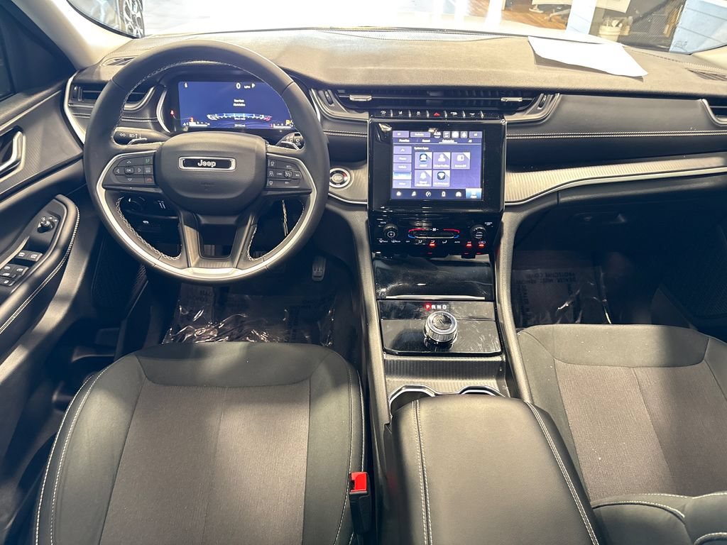 Used 2023 Jeep Grand Cherokee Laredo AWD/4WD image 10