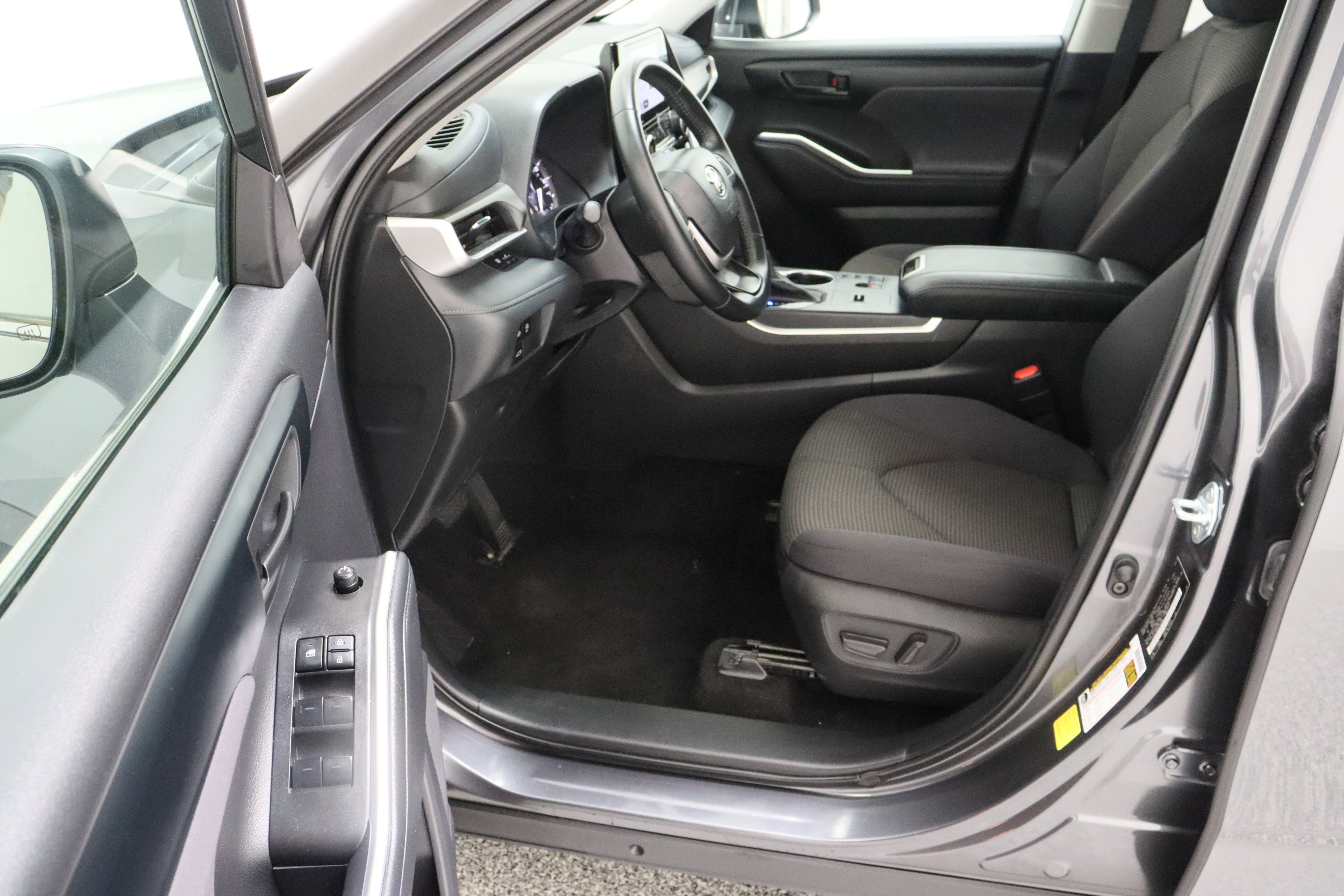 Used 2025 Toyota Highlander LE FWD image 14