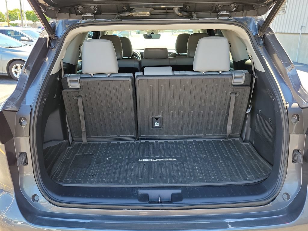 Used 2020 Toyota Highlander XLE AWD/4WD image 11
