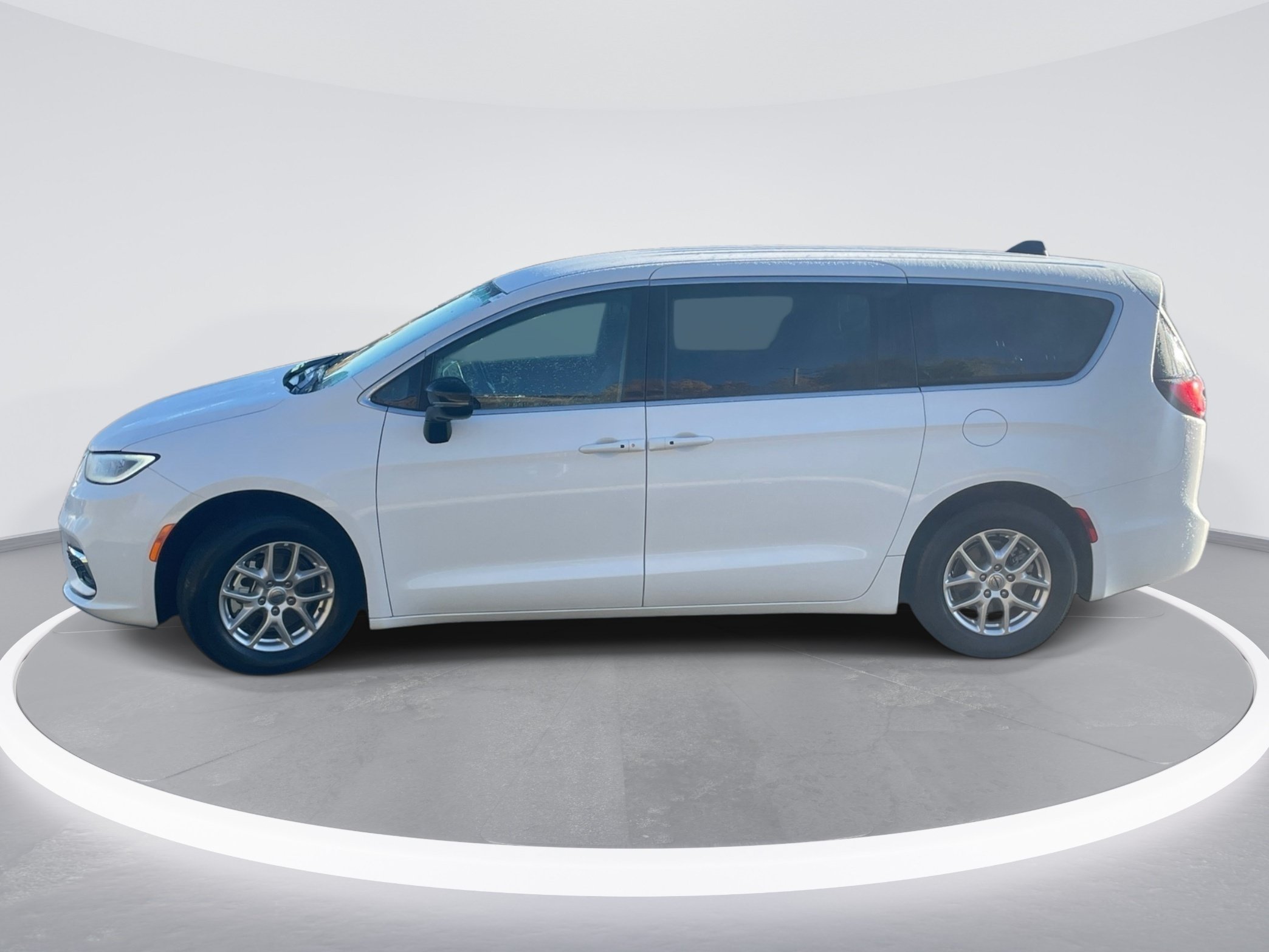 Used 2024 Chrysler Pacifica Touring FWD image 4