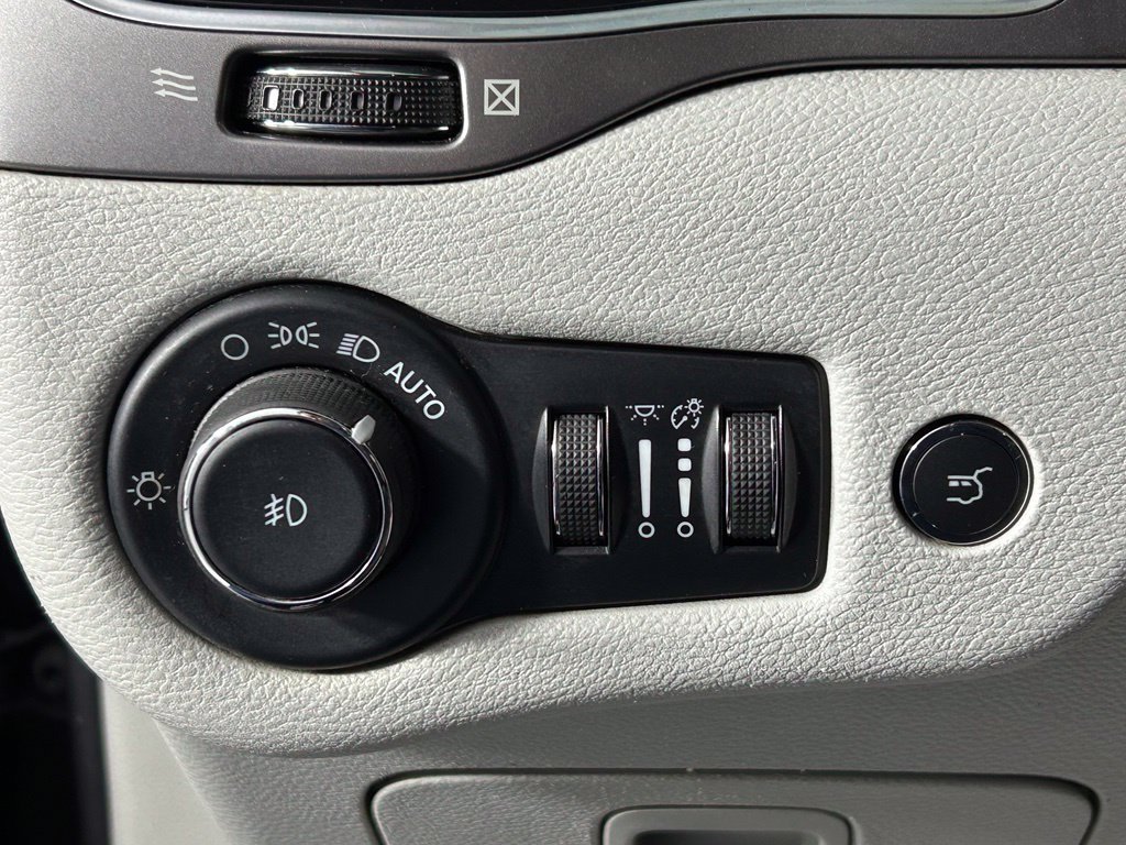 Used 2021 Jeep Cherokee Latitude Lux w/ Sun & Sound Group AWD/4WD image 27