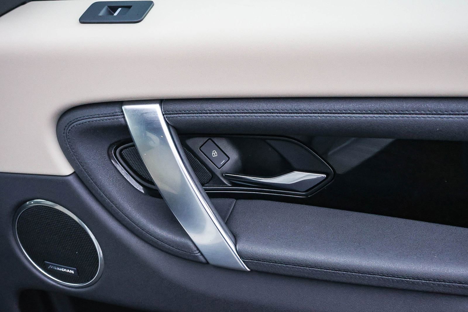 Used 2025 Land Rover Discovery Sport S image 19