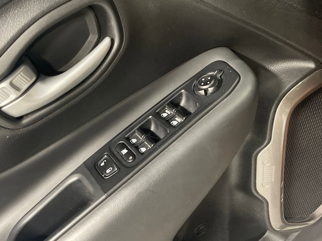 Used 2023 Jeep Renegade Latitude image 28