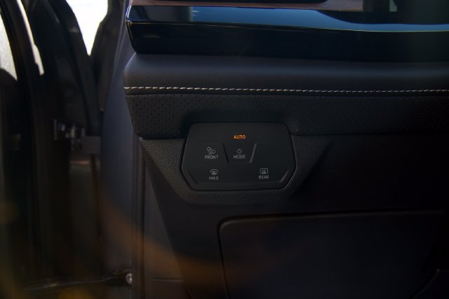 Used 2025 Volkswagen Atlas SE FWD image 17