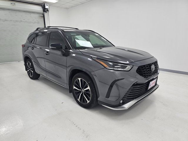 Used 2022 Toyota Highlander XSE image 2
