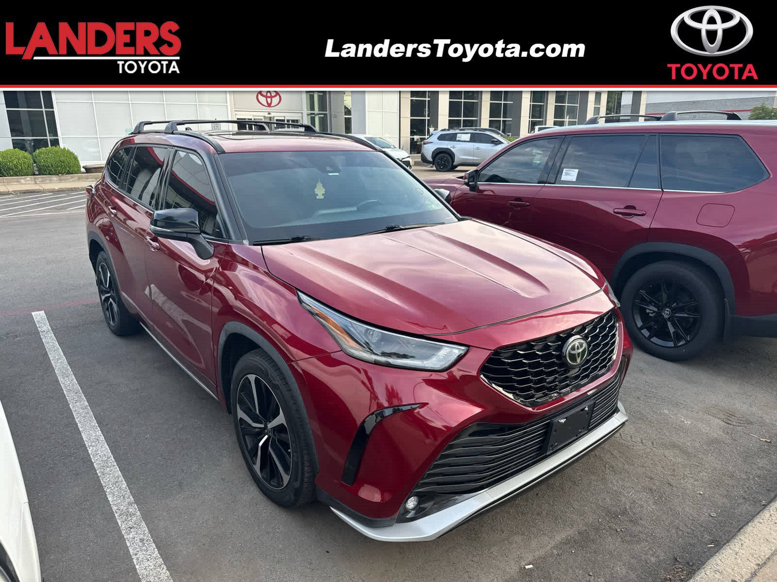 Used 2021 Toyota Highlander XSE FWD image 1