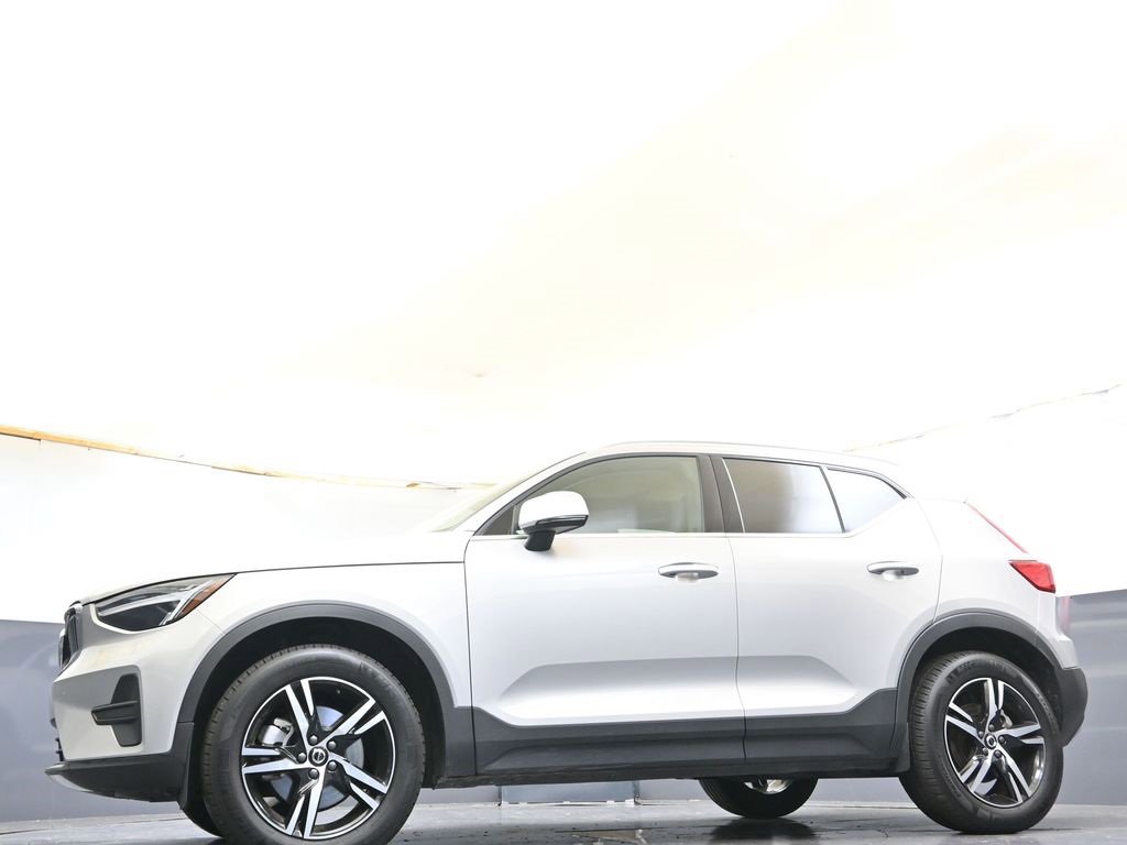Certified 2025 Volvo XC40 B5 Core image 30