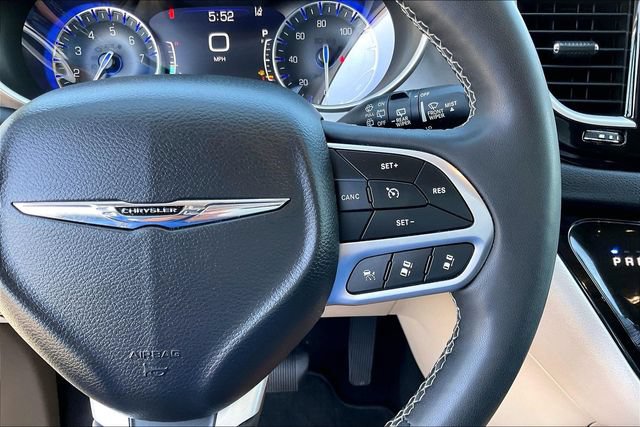 Used 2023 Chrysler Pacifica Touring-L FWD image 19