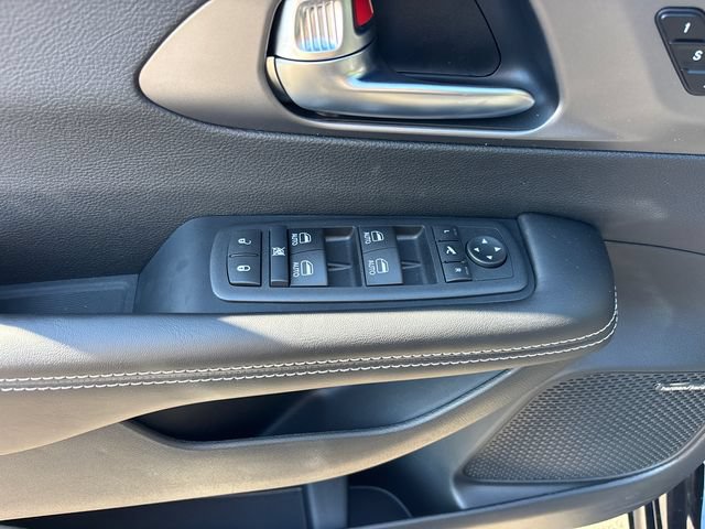 New 2027 Chrysler Pacifica Limited w/ Family Tech Group AWD/4WD image 17