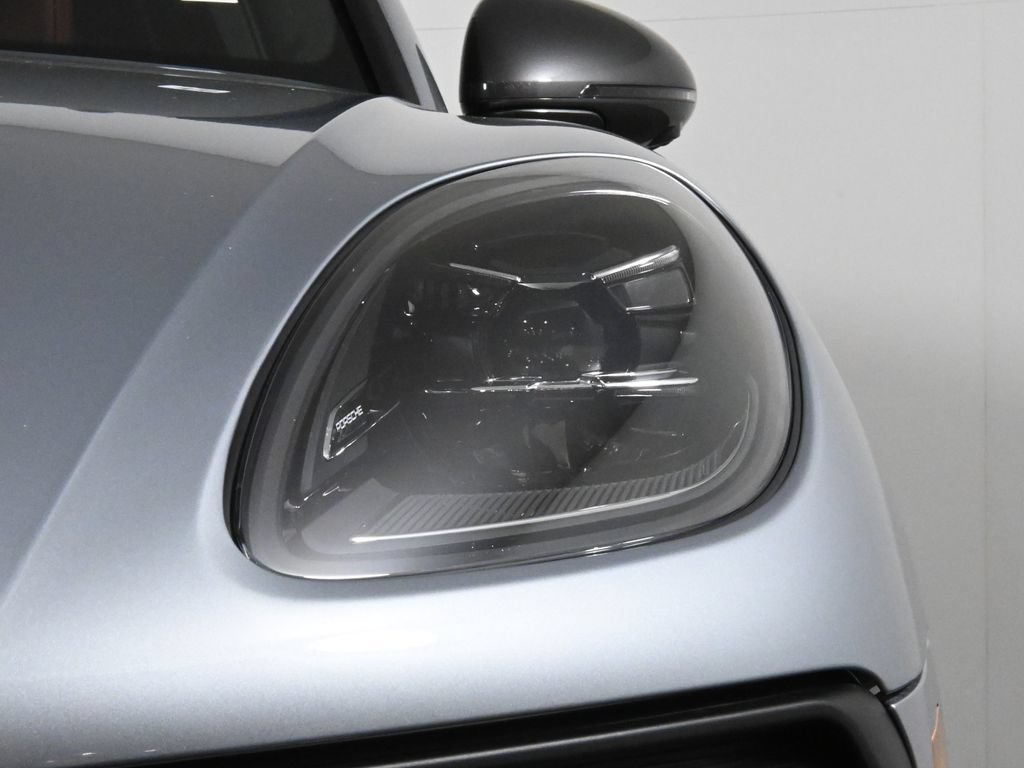 Used 2026 Porsche Macan AWD/4WD image 11