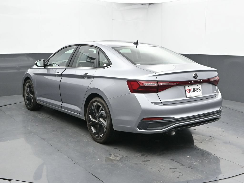 Used 2025 Volkswagen Jetta SE FWD image 11
