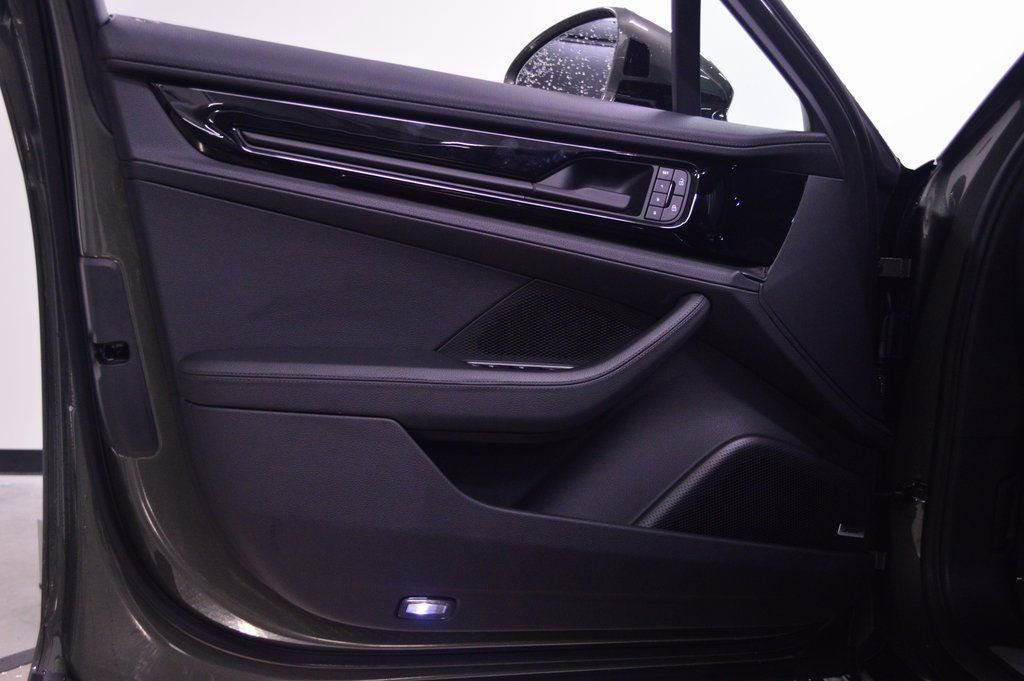 Certified 2025 Porsche Panamera 4 image 17