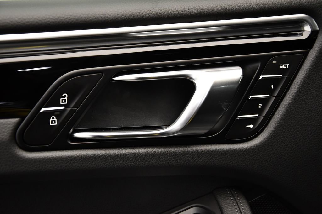 Used 2025 Porsche Macan image 33